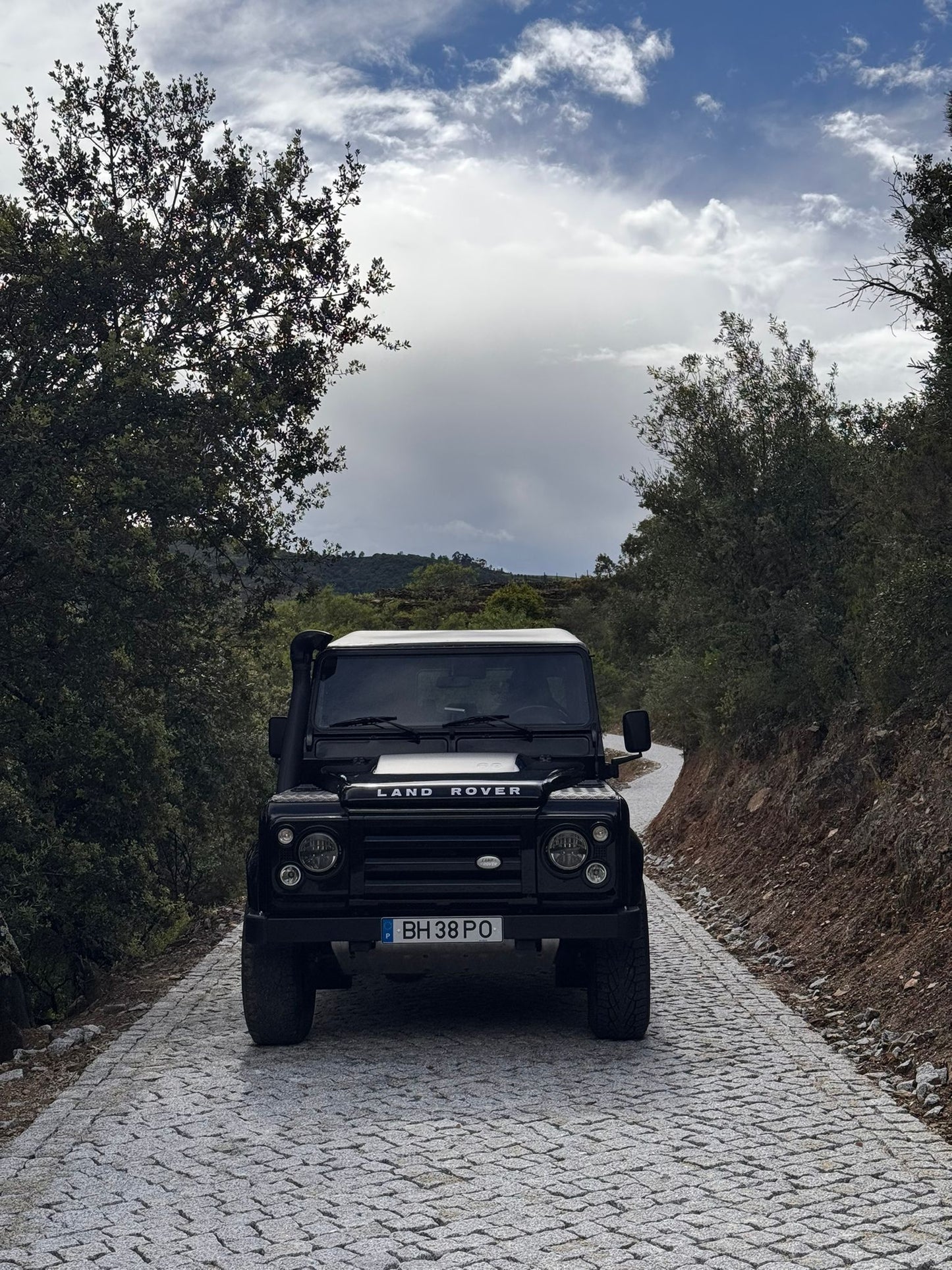 Authentic Douro with a vintage Land Rover